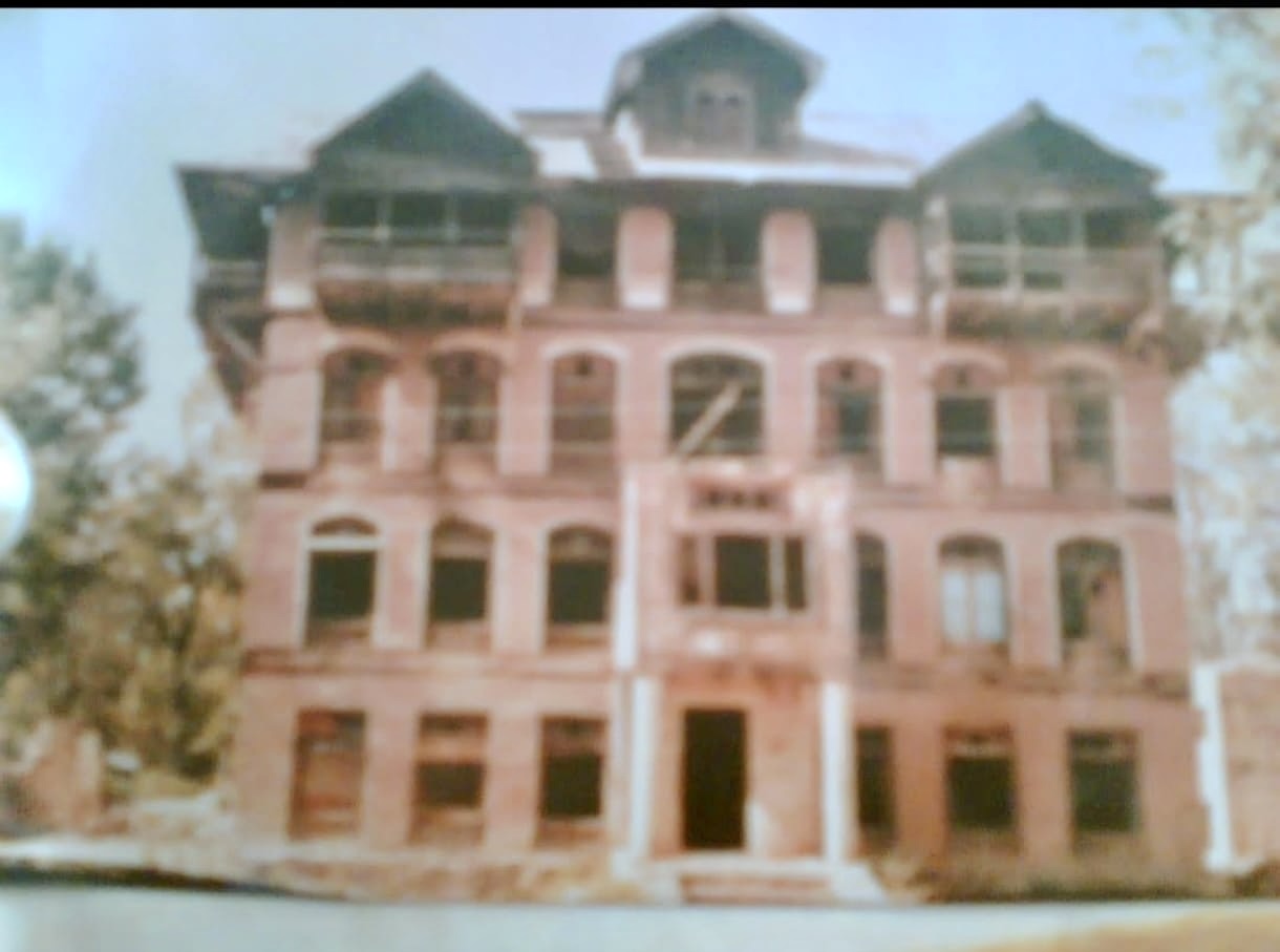 The house in 1974, lawn and latticework intact